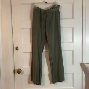 Aerie loose fitting casual pants in olive green XS